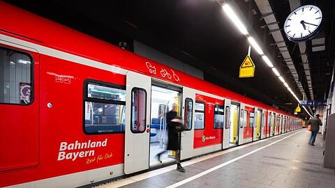 In einer Münchner S-Bahn ist eine Frau von einem 26-Jährigen niedergeschlagen worden. (Symbolbild)