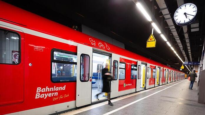 In einer Münchner S-Bahn ist eine Frau von einem 26-Jährigen niedergeschlagen worden. (Symbolbild)
