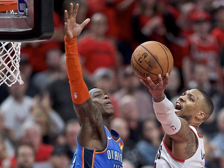 Dennis Schröder (l) versucht, Damian Lillard am Korberfolg zu hindern.