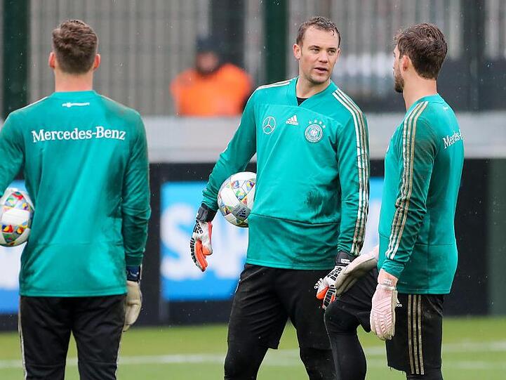Die DFB-Torwarte Bernd Leno, Manuel Neuer und Kevin Trapp (l-r) beim Plausch.
