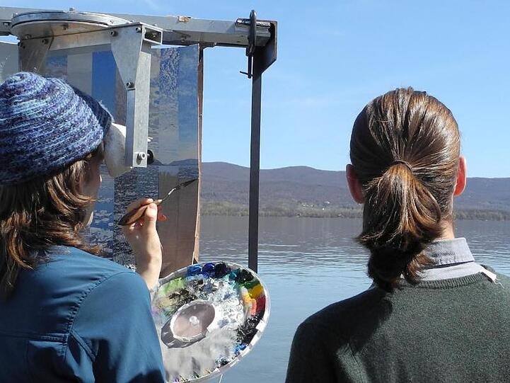 Die Oakes-Zwillinge Ryan (r) und Trevor arbeiten vor ihrem Atelier am Hudson River an einem Ölgemälde.