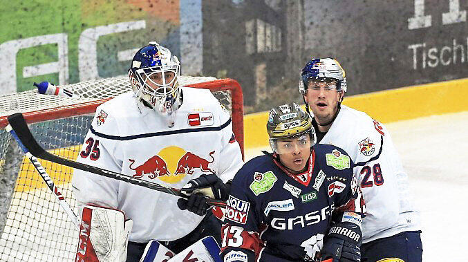 Der EHC um Goalie Reich im Testspiel gegen Berlin.