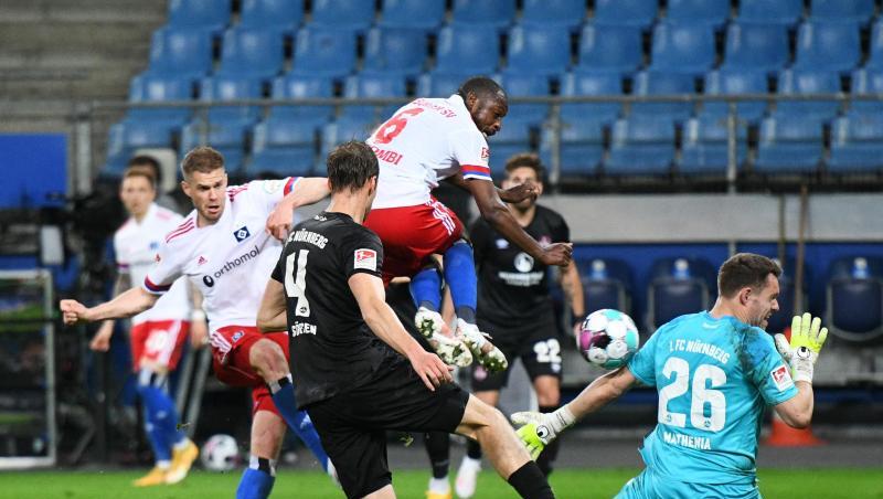 HSV-Stürmer Simon Terodde (l) trifft zum 3:1. HSV-Stürmer Simon Terodde (l) trifft zum 3:1.