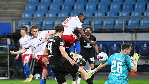 HSV-Stürmer Simon Terodde (l) trifft zum 3:1.