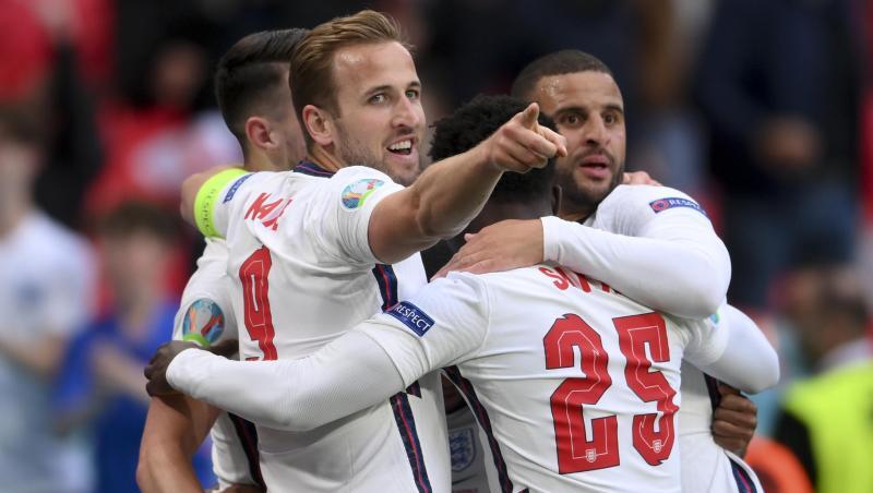 Englands Spieler um Harry Kane (l) jubeln nach dem Führungstreffer.