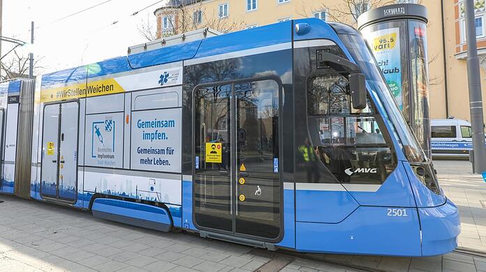 Die Impftram am Montag am Wettersteinplatz in München.