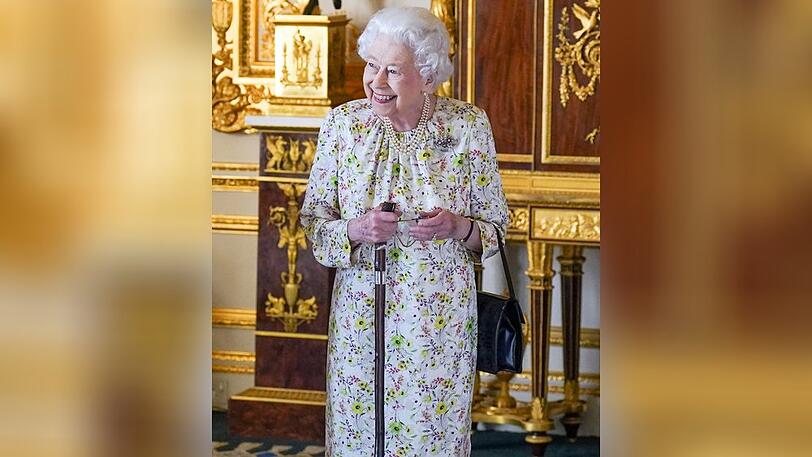 Queen Elizabeth II. zeigte sich lachend und mit Gehstock.