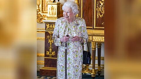 Queen Elizabeth II. zeigte sich lachend und mit Gehstock.