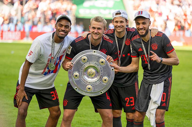Wissen aus Ajax-Zeiten wie man feiert: Ryan Gravenberch, Matthijs de Ligt, Daley Blind, Noussair Mazraoui.