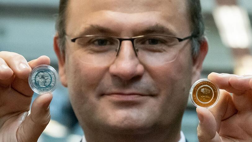 Albert Füracker, Finanzminister von Bayern, stellt zwei neue Sammelmünzen vor.