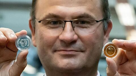 Albert Füracker, Finanzminister von Bayern, stellt zwei neue Sammelmünzen vor.