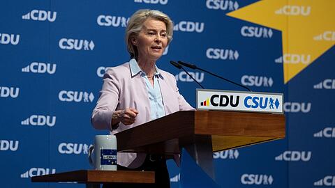 Ursula von der Leyen, Präsidentin der Europäischen Kommission und EU- und EVP-Spitzenkandidatin nimmt an der Schlusskundgebung von CDU und CSU zur Europawahl im Löwenbräukeller teil.