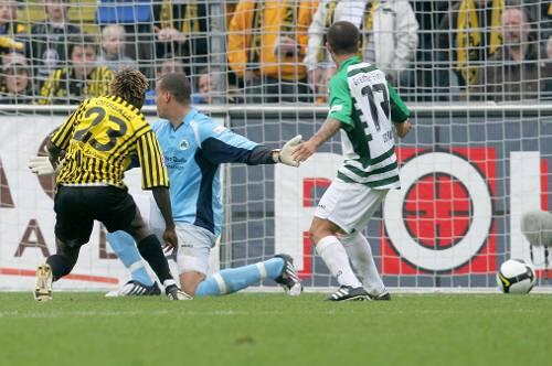 Die späte Entscheidung: Aachens Hervé Oussalé spitzelt den Ball an SpVgg-Keeper Stephan Loboué und Stephan Schröck (r.) vorbei ins Tor.