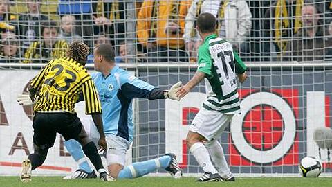 Die späte Entscheidung: Aachens Hervé Oussalé spitzelt den Ball an SpVgg-Keeper Stephan Loboué und Stephan Schröck (r.) vorbei ins Tor.