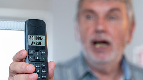 Trickbetr&uuml;ger haben einem Rentner aus der N&auml;he von M&uuml;nchen &uuml;ber 100.000 Euro in Gold abgenommen: Einer gab sich als Arzt aus, der andere als Polizist. Die Kripo warnt vor der neuen Kombibetrugsmasche. (Symbolbild)