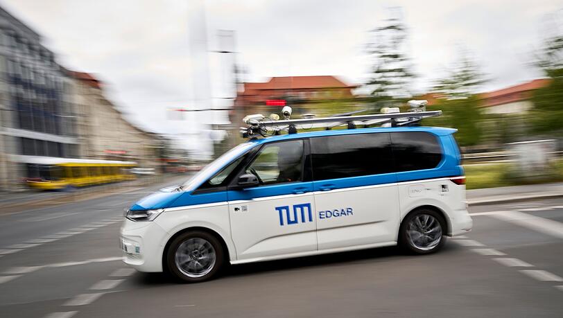 Unterwegs auf Pr&uuml;fungsfahrt: Ein autonomes Fahrzeug - hier ein Forschungswagen der Technischen Universit&auml;t M&uuml;nchen - bewegt sich im Berliner Stra&szlig;enverkehr.