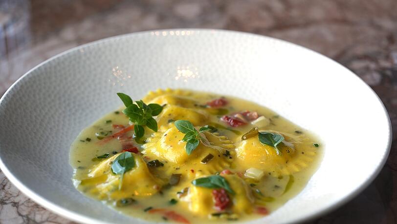 Dritter Gang: Ravioli mit Amalfi-Zitrone, Basilikum, Tomatennage.