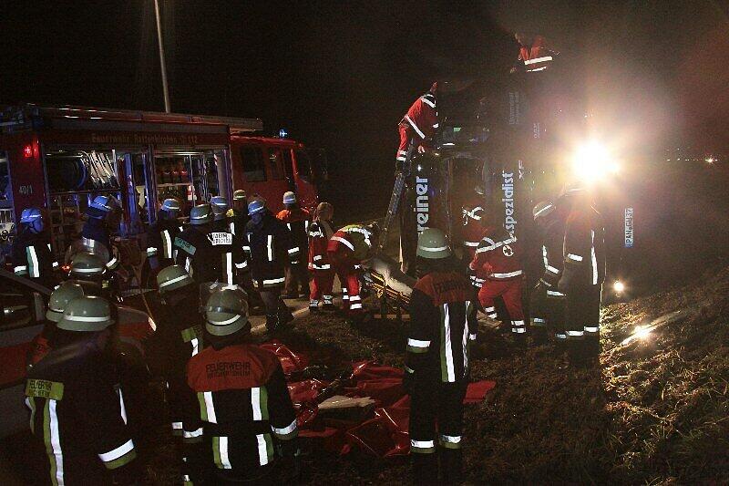 Am Mittwoch morgen kippte ein LKW auf der B 12 bei Rattenkirchen um: Der verletzte Fahrer war in seiner Kabine eingeklemmt und musste von der Feuerwehr befreit werden. Die Bilder!