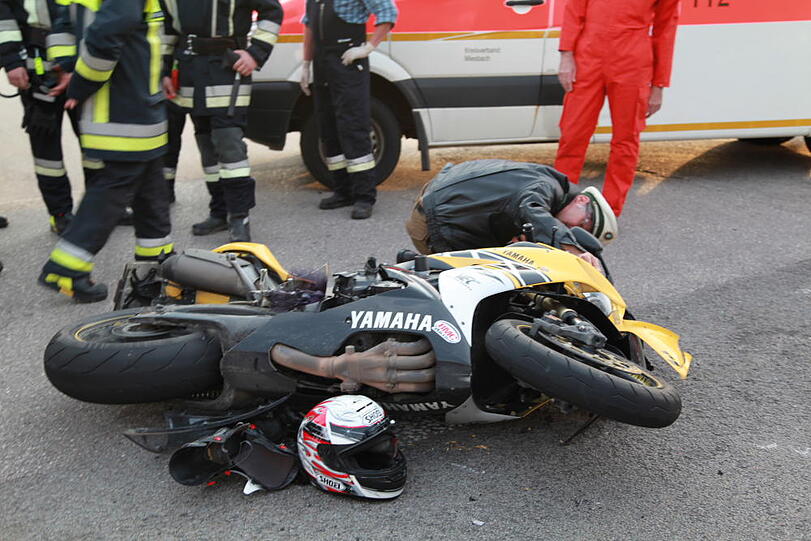 Im Landkreis Rosenheim hat eine Autofahrerin einen Motorradfahrer übersehen. Der Mann stirbt noch am Unfallort, die Frau wird schwer verletzt ins Krankenhaus geflogen.