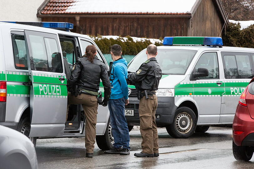 Hier nimmt die Polizei zwei Einbrecher fest. Die Täter wollten in ein Einfamilienhaus in Altenmarkt einsteigen.