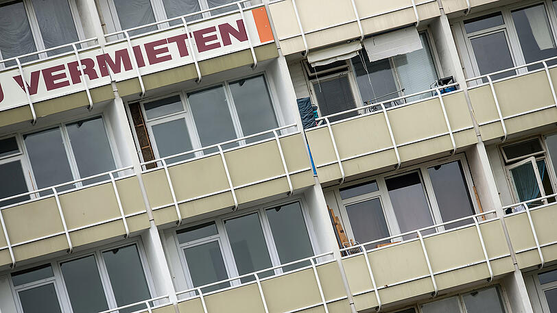 In großen Lettern prangt das Wort "Vermieten" an einem Mietshaus in Berlin.