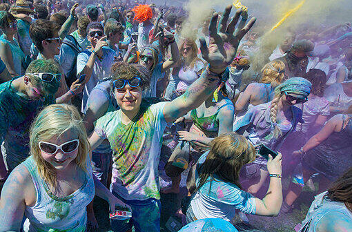 Sollten Sie in der U-Bahn buntverschmierte Menschen getroffen haben - jetzt wissen Sie, woher sie kommen. Klicken Sie durch die Bilder vom Münchner "Holi Festival of Colours".