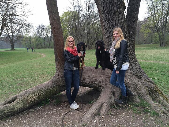 Denn eine Bekannte der 16-jährigen Lena (links) hatte das Foto mit Lenas Hund auf dem weißen Aushang im Englischen Garten erkannt. Hier treffen sich die beiden Lenas mit ihren Hunden wieder.