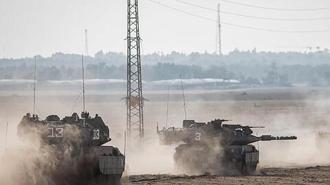 Israelische Merkava-Kampfpanzer fahren entlang der israelischen Grenze zum Gazastreifen.