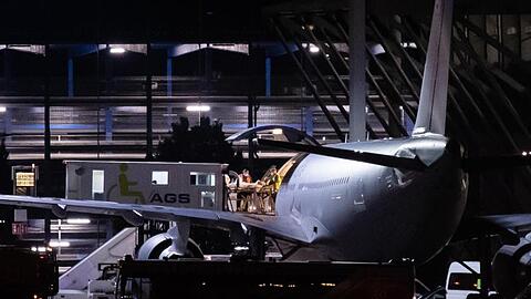 Der zweite Flieger mit verletzten Soldaten ist in der Nacht am Stuttgarter Flughafen angekommen.