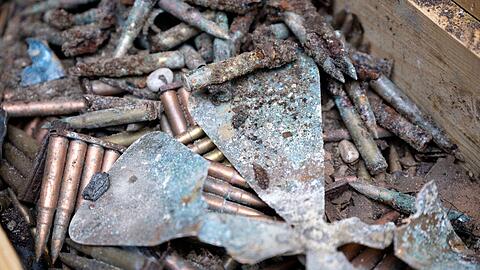 Auf der Baustelle sind Waffen und Munition, mutmaßlich aus den Weltkriegen, entdeckt worden.