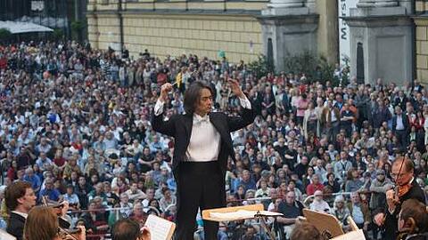 Rund 7000 Münchner lauschten auf Thermodecken der Symphonie Nr. 8 von Bruckner mit dem Bayerischen Staatsorchester unter Kent Nagano am Marstallplatz.