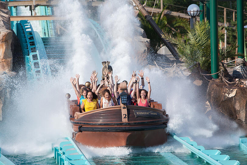 In der "Atlantica Super Splash" erwartet die Fahrgäste eine abenteuerliche Reise durch die Untiefen des Atlantiks gefolgt von einer herrlichen Abkühlung. In der "Atlantica Super Splash" erwartet die Fahrgäste eine abenteuerliche Reise durch die Untiefen des Atlantiks gefolgt von einer herrlichen Abkühlung.