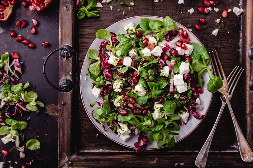 W&auml;hrend die Topinambur-W&uuml;rfel in der Pfanne goldbraun braten, waschen Sie 250 Gramm Feldsalat und schneiden zwei &Auml;pfel klein. R&uuml;hren Sie dann ein Dressing aus Oliven&ouml;l, Balsamico, Salz und Pfeffer an. Mischen Sie alles und bestreuen Sie den Salat mit 50 Gramm ger&ouml;steten Waln&uuml;ssen, Granatapfelkernen oder Fetak&auml;se. Er passt gut zu Brath&auml;hnchen oder Bratwurst, schmeckt aber auch vegan ohne Fleisch - etwa mit einer Scheibe Focaccia dazu.