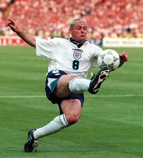 PLATZ 2 - 26. Juni 1996: Drama, Baby! EM-Halbfinale; 1:1 nach 90 Minuten (Tore: Shearer, Kuntz), dann ist Paul Gascoigne (Foto) einen Zentimeter zu kurz, um per Golden Goal für die Entscheidung zu sorgen. Die fällt schließlich im Elfmeterschießen: Andy Köpke hält gegen Gareth Southgate, Andy Möller bleibt cool &ndash; und gockelt vor der Fankurve umher.
