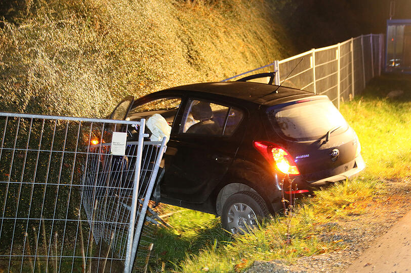 Ungebremst von der Straße in den Graben. Die Bilder vom Unfallort.