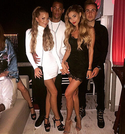 Mit Geburtstagskind Mario Götze und dessen Freundin Ann-Kathrin Brömmel stieß auch Dennis Aogo an.