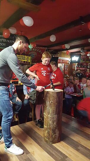 Bayern-Stars zum Anfassen: Die Bilder von den Adventsbesuchen bei den Fanclubs zum Durchklicken