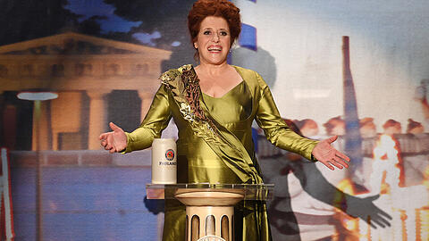 Luise Kinseher als Mama Bavaria.