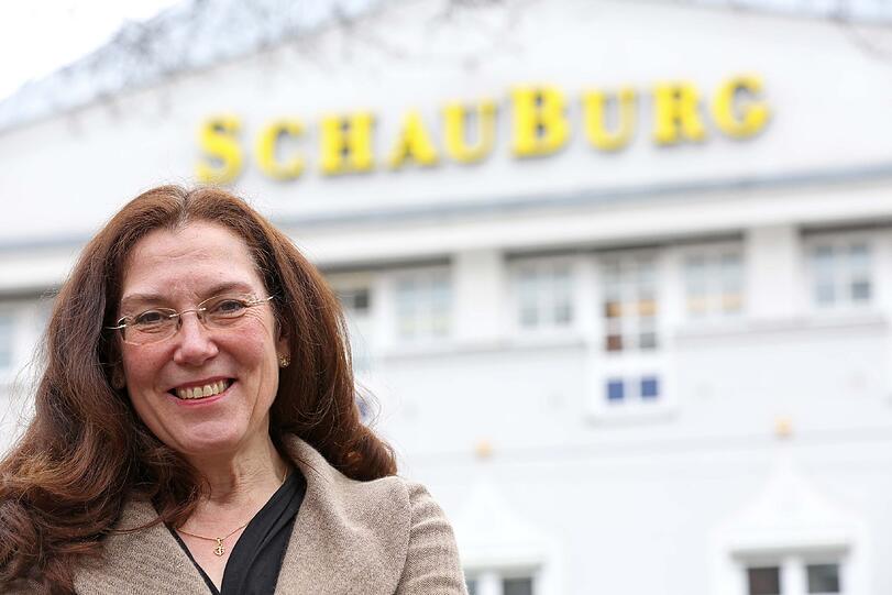 Andrea Gronemeyer vor dem Theater der Jugend am Elisabethplatz.