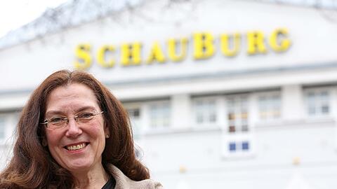 Andrea Gronemeyer vor dem Theater der Jugend am Elisabethplatz.
