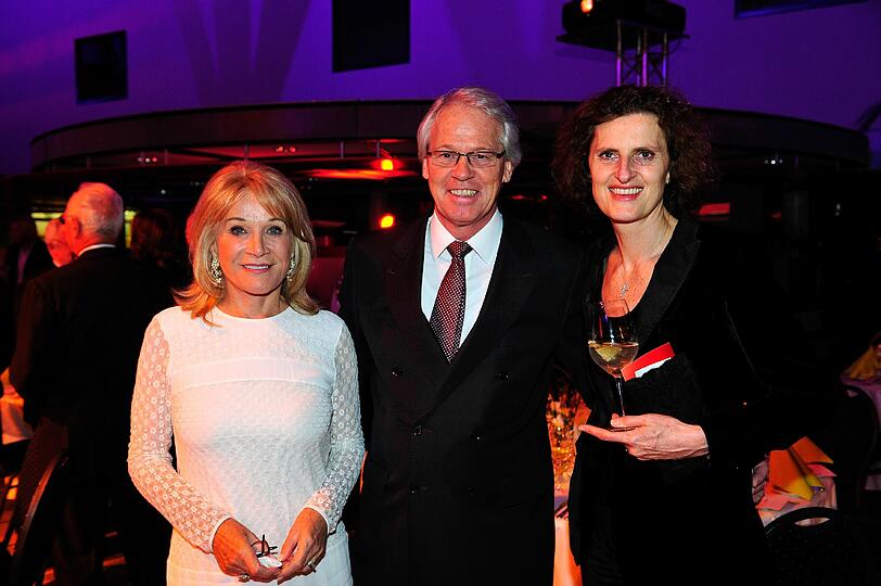 Auch Gabriele und Joachim Ebener, Vorstandsmitglied der Stadtsparkasse München, und Innegrit Volkhardt, die Chefin des Hotels Bayerischer Hof, freuten sich über die Rekordspende.