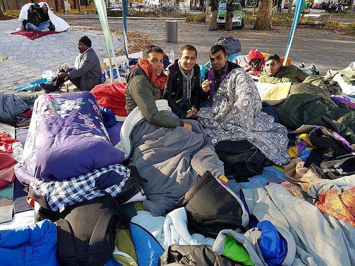 Für Bleiberecht protestieren die Flüchtlinge am Sendlinger Tor und gerechte Behandlung &ndash; immer noch, wieder.