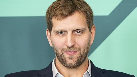 Dirk Nowitzki, ehemaliger NBA-Basketballspieler, sitzt auf einer Bühne. Foto: Andreas Arnold/dpa/Archivbild