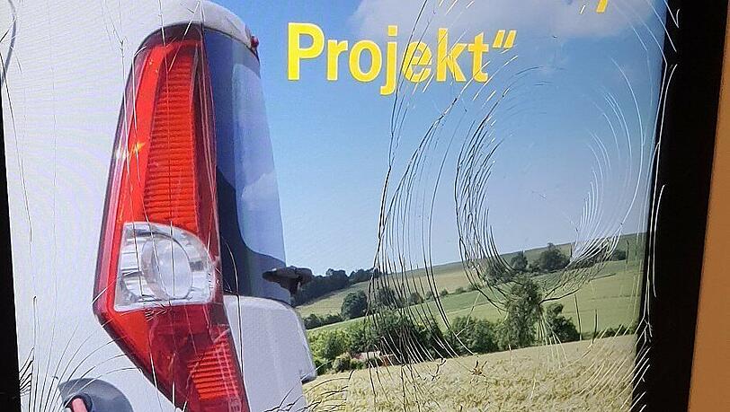 In einer Unterführung sollen Unbekannte mehrere Werbemonitore mit Steinwürfen stark beschädigt haben. In einer Unterführung sollen Unbekannte mehrere Werbemonitore mit Steinwürfen stark beschädigt haben.