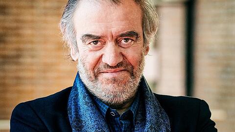 In der Isarphilharmonie hört man das Zischen, mit dem Dirigent Valery Gergiev gerne seine Einsätze begleitet, so direkt, als ob es neben dem eigenen Ohr stattfinden würde.