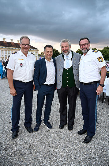 Die Schauspieler Gerhard Wittmann und Dieter Fischer mit Polizisten.