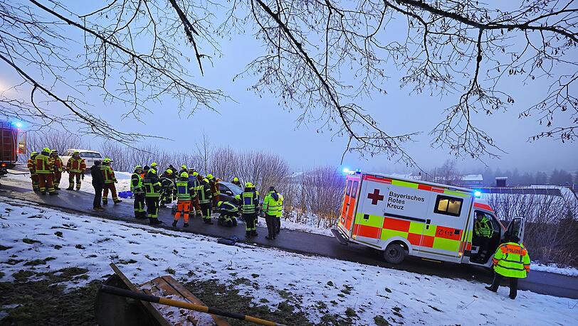 Der Rettungsdienst brachte den Leichtverletzten in ein Krankenhaus.