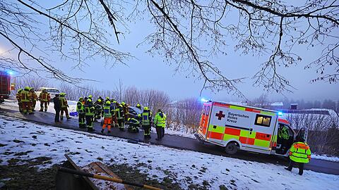 Der Rettungsdienst brachte den Leichtverletzten in ein Krankenhaus.