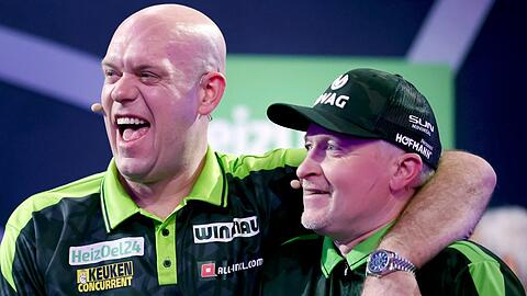 Profi Michael van Gerwen (l.) siegte bereits zum vierten Mal bei der "Promi-Darts-WM" - diesmal mit Joey Kelly.