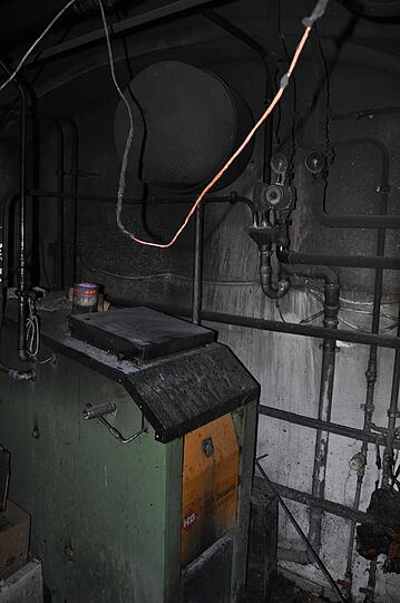 Im Landkreis Altötting kam es am Mittwochabend zu einem Brand im Heizungsraum. Laut Polizei soll der Brand durch einen Verpuffung in der Holzentralheizung ausgelöst worden sein. Außer dem Heizungsraum blieb das Gebäude unversehrt. Der Schaden soll ca 30.000 Euro betragen. Eine Person wurde leicht verletzt und kam zur Kontrolle ins Krankenhaus.